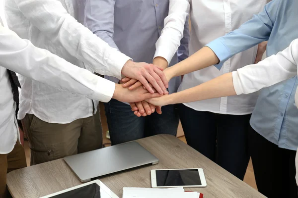 Enat händerna på business team på arbetsytan bakgrund — Stockfoto