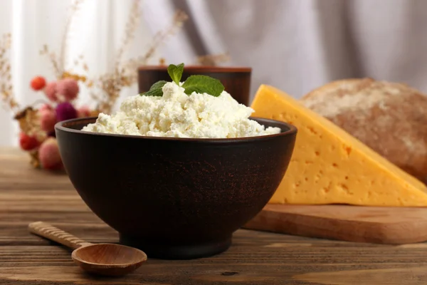 Produits laitiers savoureux avec du pain sur la table close up — Photo