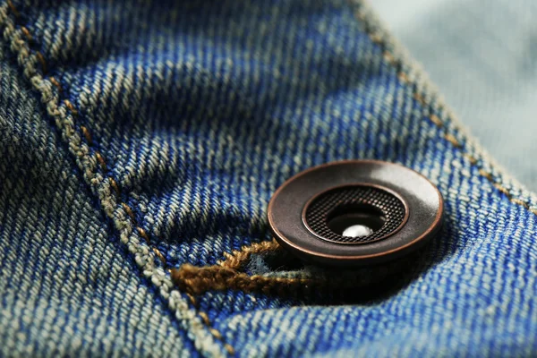 Giysilerindeki metal düğme yakın çekim — Stok fotoğraf