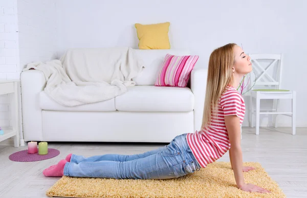 Junge Frau macht Yoga zu Hause — Stockfoto