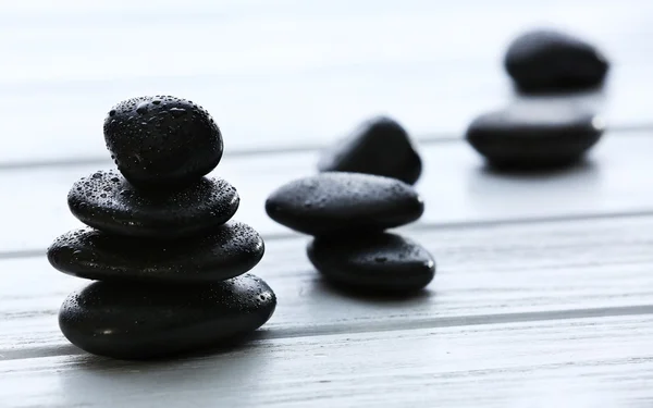 Piedras de spa con gotas de agua sobre fondo de madera —  Fotos de Stock