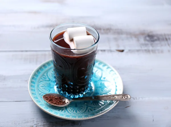 Hot chocolate with marshmallows in glass, on color wooden background — Stock Photo, Image
