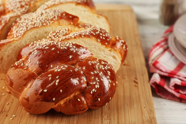 Vágódeszka, fából készült tábla szeletelt friss zsemle közelről — Stock Fotó