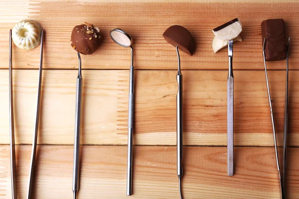 Tandarts tools met snoep op houten achtergrond — Stockfoto