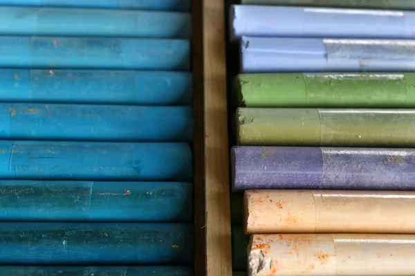 Färgglada krita pasteller i rutan på nära håll — Stockfoto