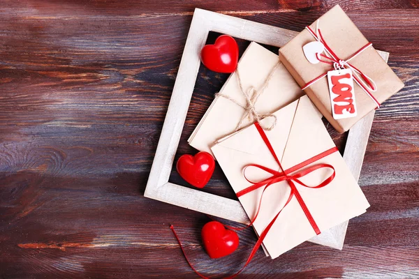 Milostné dopisy s dárkem na dřevěné pozadí — Stock fotografie