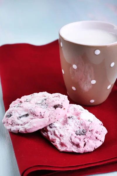 粉红色的曲奇饼和杯加牛奶表特写 — 图库照片