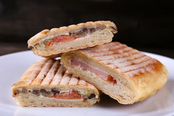 Свежие и вкусные сэндвичи на деревянном фоне — стоковое фото