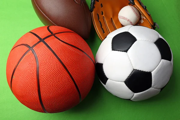 Esportes bolas no fundo verde — Fotografia de Stock