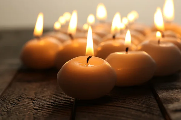 Velas ardientes en la mesa de madera de cerca —  Fotos de Stock