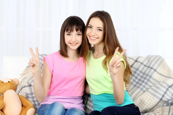 Duas meninas sorrindo em casa interior fundo — Fotografia de Stock