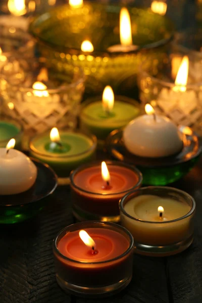 Velas ardientes en candelabros de vidrio de cerca —  Fotos de Stock