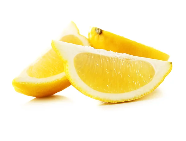 Succose fette di limone isolate su bianco — Foto Stock