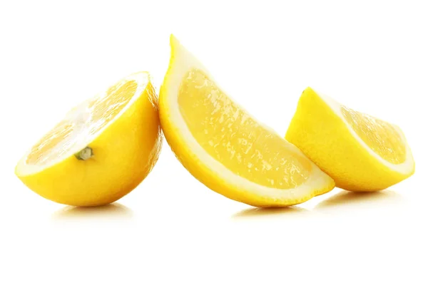 Succose fette di limone isolate su bianco — Foto Stock