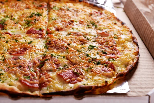 Lezzetli pizza kutusunu kapat — Stok fotoğraf