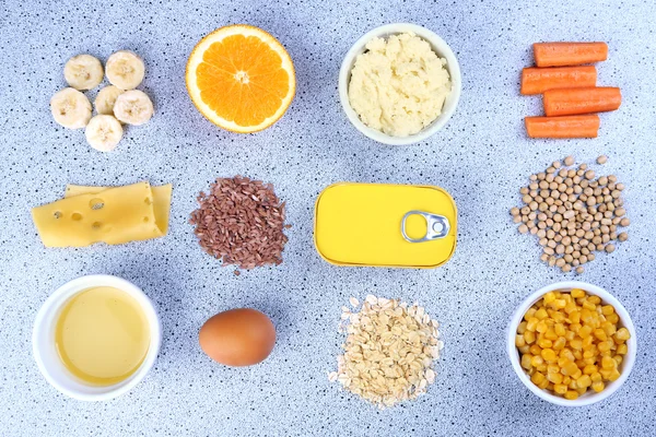Различные пищевые продукты, содержащие витамины на столе — стоковое фото