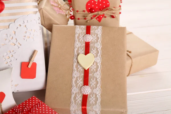 Красивые подарочные коробки крупным планом. День святого Валентина — стоковое фото