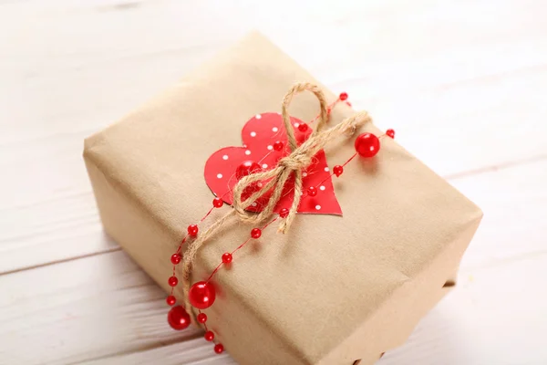 Hermosa caja de regalo en mesa de madera. Concepto de San Valentín —  Fotos de Stock