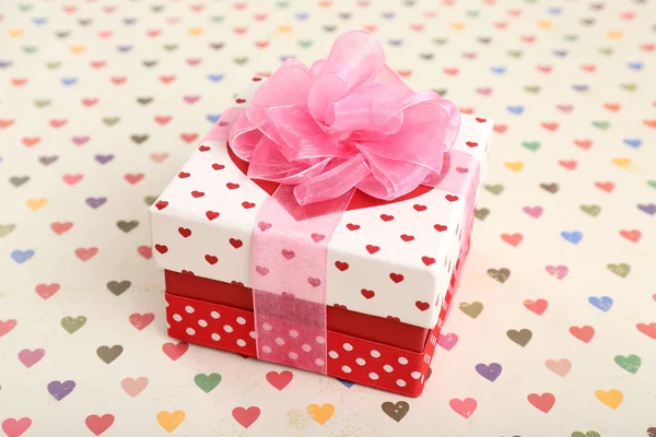 Hermosa caja de regalo sobre fondo brillante. Concepto de San Valentín —  Fotos de Stock