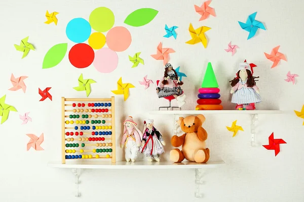 Polcok játékokkal a gyerekszobában közelkép — Stock Fotó