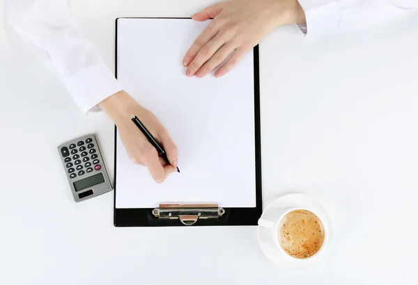 Mani in ufficio con documenti e calcolatrice, su sfondo bianco — Foto Stock