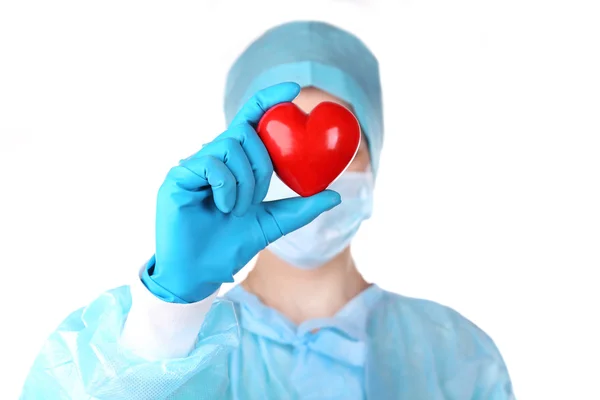 Corazón decorativo en manos de los médicos, sobre fondo blanco — Foto de Stock