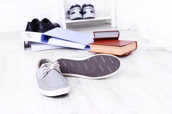 Scarpe sportive femminili e valigetta sullo sfondo del pavimento — Foto Stock