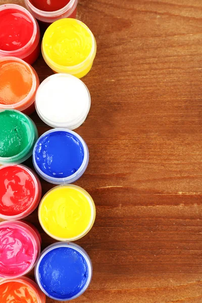 Tinta colorida em pranchas de madeira fundo — Fotografia de Stock