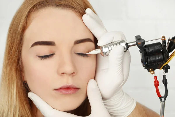 Cosmetologist fazendo maquiagem permanente, close-up — Fotografia de Stock