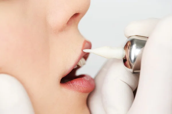 Cosmetólogo haciendo maquillaje permanente, de cerca — Foto de Stock