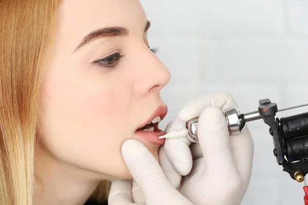 Cosmetologist making permanent makeup, close up — Stock Photo, Image