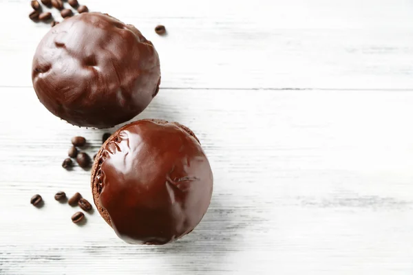Läckra hembakade chokladmuffins på träbord — Stockfoto
