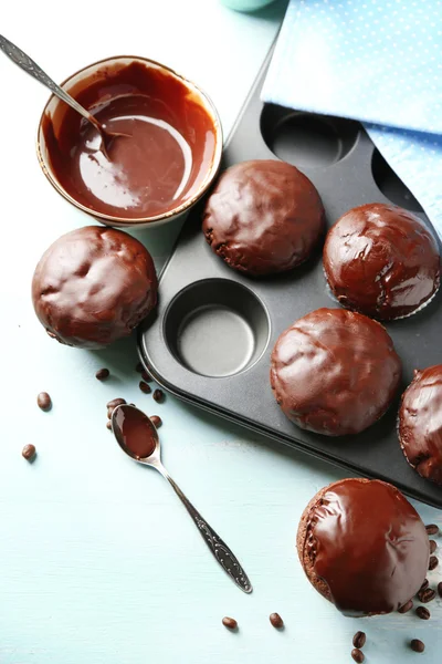 Composizione con gustosi muffin al cioccolato fatti in casa — Foto Stock