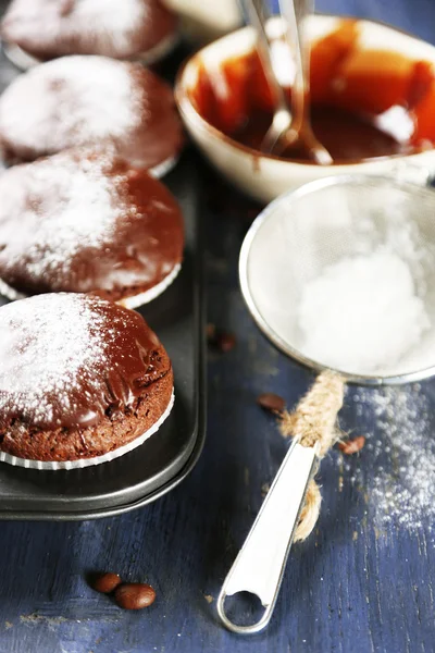 Composição com saborosos muffins de chocolate caseiros — Fotografia de Stock