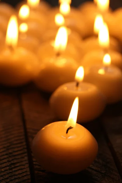 Candele accese primo piano — Foto Stock