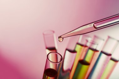 Pipet sıvı test tüpleri parlak arka plan üzerinde bir ekleme