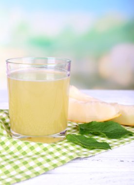 Kavun yüzlü doğal zemin üzerine masada cam