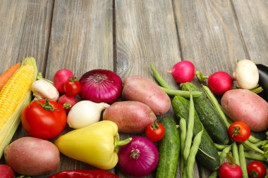 ahşap zemin üzerinde taze organik sebze ile yaz çerçeve