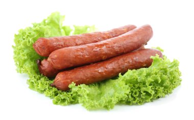 beyaz izole marul salata yaprakları ile ince Sosis füme