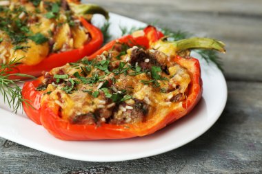 gevulde paprika met Groenen op plaat op houten tafel