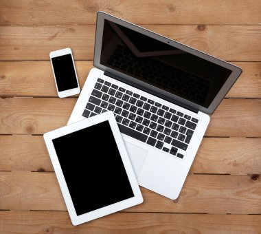 Açık defter, dijital tablet ve ahşap arka plan, üstten görünüm akıllı telefon