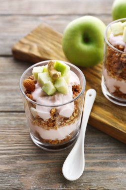 Müsli ve çilek tablo ile sağlıklı katmanlı tatlı