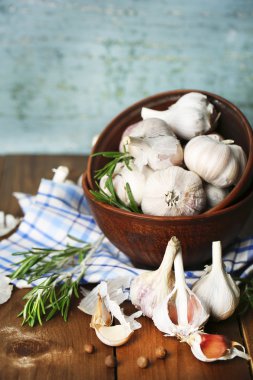 çiğ sarımsak ve baharat ahşap tablo