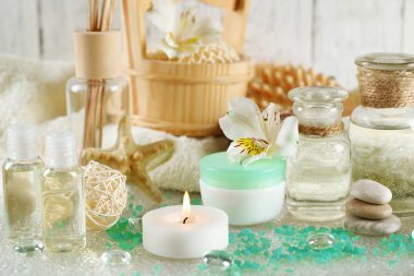 Ahşap arka planda spa tedavisinin bileşimi