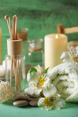 Ahşap arka planda spa tedavisinin bileşimi