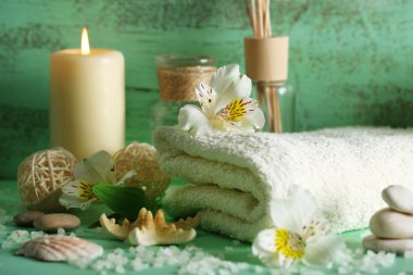 Ahşap arka planda spa tedavisinin bileşimi