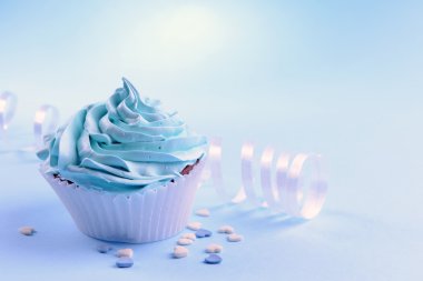 Mavi zemin üzerine lezzetli kek