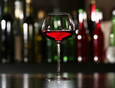 Bardak şarap ile bar-arka plan üzerinde