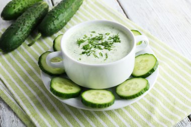 Salatalık çorbası kase renk ahşap masa arka plan üzerinde