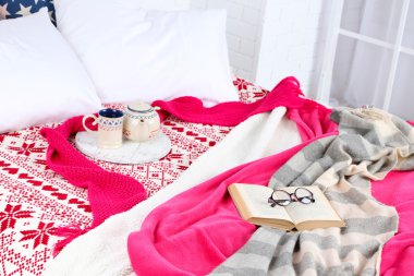 Kitap ve yatak yakın çekim çay